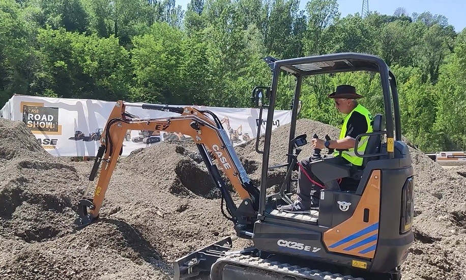 New electric mini excavator Case CX25E